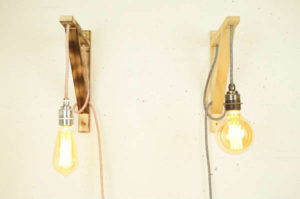 DIY: Eine schlichte Holzkonsole wird zur auffälligen Wandlampe